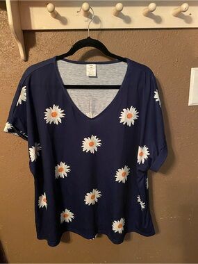 Daisy Print V-Neck Blouse in Navy